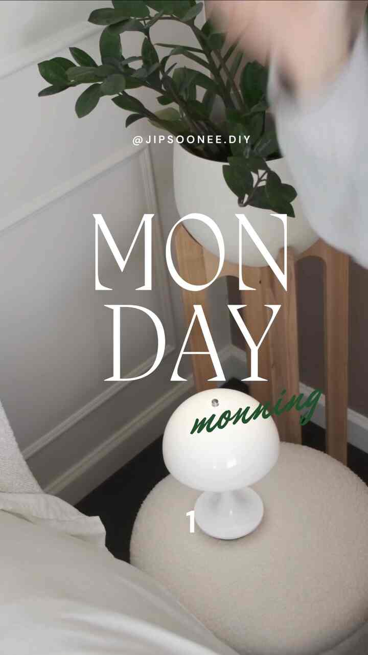 Senin pagi, dimulai dengan perubahan waktu musim panas.

Mataku terbuka, tapi tubuhku masih terasa seperti tertidur!!

Aku merapikan tempat tidur,

mengikat rambutku,

dan menyesap kopi dari cangkir favoritku.

Lalu, bahkan hari Senin yang kacau pun terasa bisa diatasi.

Catatan pagi selesai! 🤍

Senin pagi dimulai dengan perubahan waktu musim panas.

Mataku terbuka, tapi tubuhku masih terasa seperti tertidur!!

Aku merapikan selimut,

mengikat rambutku dengan erat,

mengambil cangkir favoritku, dan menyesap kopi,

dan kemudian aku bisa mengumpulkan energi untuk melewati hari Senin yang sibuk sekalipun.

Catatan pagi selesai! 🤍

#kamar tidur #bed #bedding #mug #coffee #plantstand #moderncozy #ikea #nordic #accentwall #wainscoting #morningroutine #midcentury #modern #mushroomlamp #tablelamp #ottoman #stool #minimal