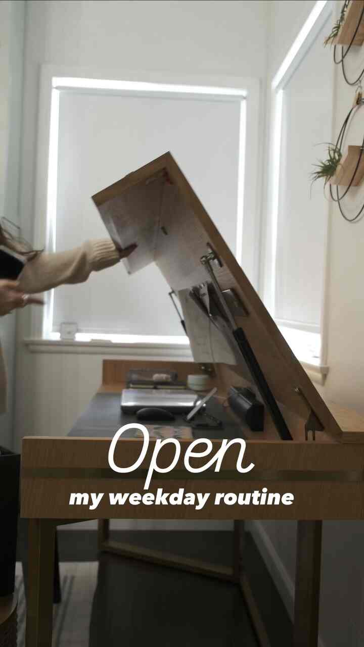 インドア派の人はどんなデスクを使っているのでしょう？

これが私のデスクです。

仕事の時間になったら開いて、
閉じると、
本当にリラックスできるんです。

休憩したい時は、
目の前に仕事が置いてあるのは嫌なんです。

そうすると、本当の意味での休憩にならない気がします。

だから、私のように在宅勤務をする人にとっては、
このタイプのデスクは本当に必需品なんです。

もちろん、
目を覚まして集中するためにはコーヒーも欠かせません。

コーヒーなしではいられないんです（笑）。

今では、
コーヒーは私の充電器みたいなものです。

#オフィスルーム #homeoffice #hiddendesk #foldabledesk #coffeemug #coaster #homeofficedecoration #deskterior #desk #ikea #workathome