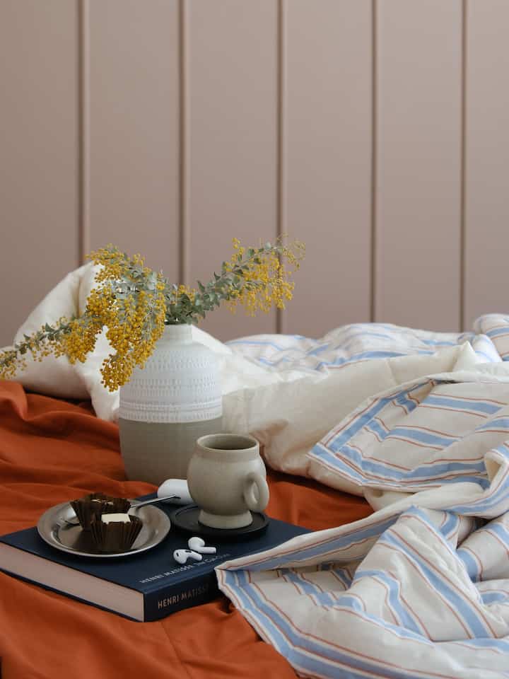 Penyegaran tempat tidur musim semi🧡💙

#kamar tidur #bedding #ikea #comforter #spring #effortlessstyle #affordabledecor #smallspace #mushroomlamp #coffee #mug #tablelamp #chair #terracotta #stripe #accentwall #ceilinglight #homebody #lamp #minimal


