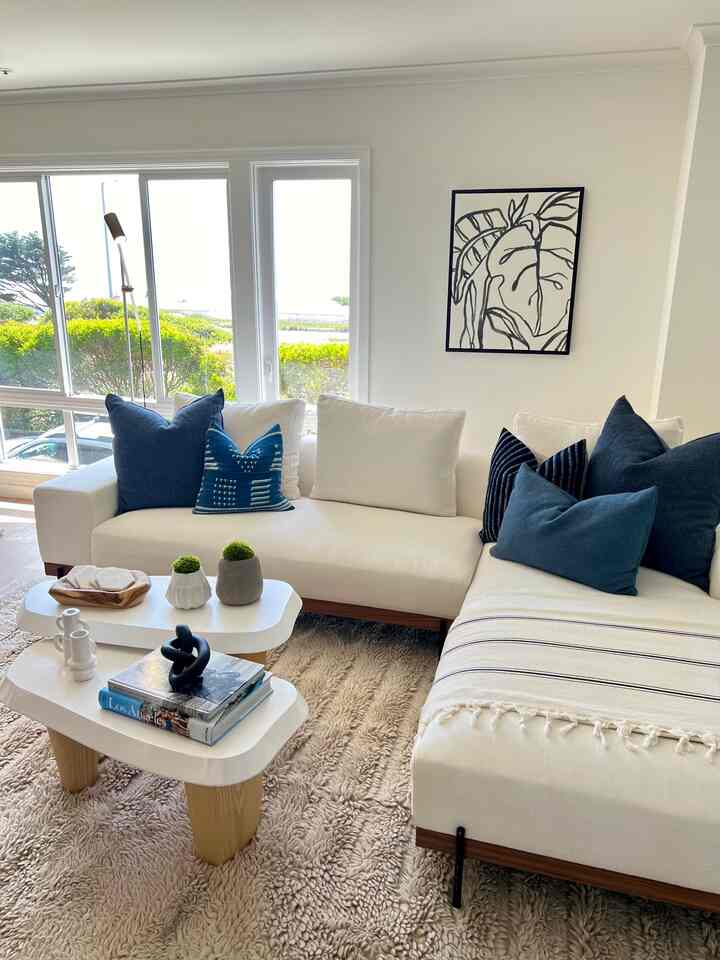 California coast vibes for this ocean front home! 🌊🌊

#livingroominterior #livingroom #livingroomtable #livingroomdecoration #livingroomlighting #livingroomrug 