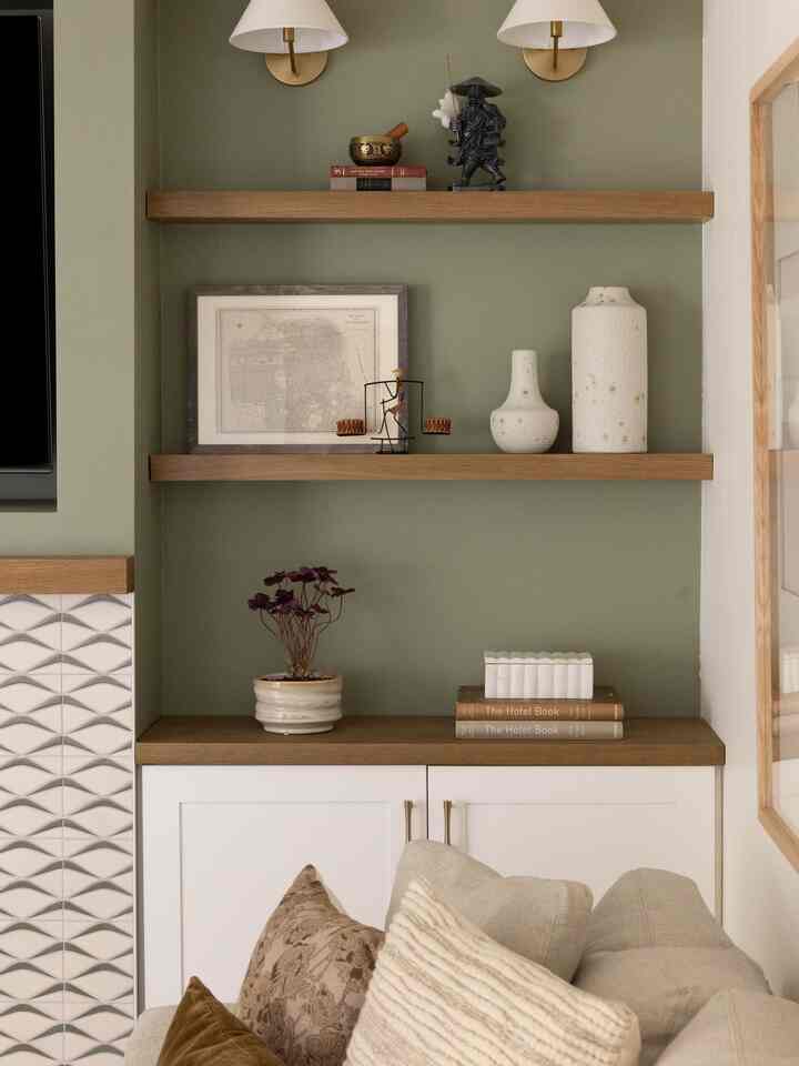 Shelves are better styled with items carefully collected over the years of travel! 
#stylinghome #styling #style #shelf #decoratingtips #decoration #stylishinterior 