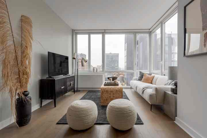 A calming place to escape to in a city full of hustle and bustle.
#livingroominterior #livingroom #livingroomdecoration #livingroomcabinet #livingroomlighting 