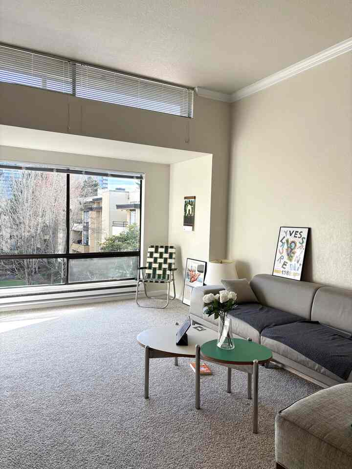 green point 💚

#livingroom #minimal #MidCenturyModern #midcentury #fabricsofa #teatable