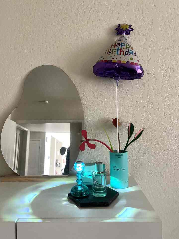 Cahaya lembut ini… sungguh menakjubkan.

#tiffanycolor #popsofcolor #tiffany #paperflower #mirrorinterior #lamp #tablelamp #minilamp