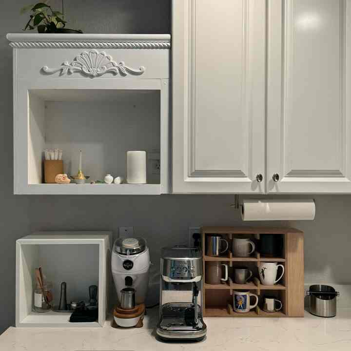 Been loving this mug organizer in my coffee bar ☕️ #woodshelf #coffeebar #homecafe #minimalinterior #breville