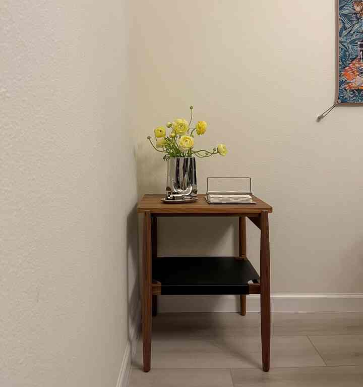 Spring's here, but with the cold rain outside, I added some sunny yellow ranunculus inside to warm things up. 

#homemood #sleekdecor 