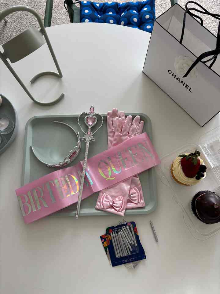 That exciting moment before giving a gift.
I’ll turn you into a princess.

#birthday #giftrecommendation #chanel #dressroom #hbd


