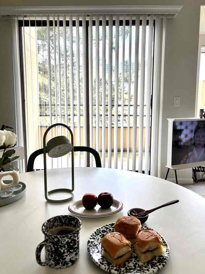 Spring break, brunch with you.

#livingroom #diningroom #diningtable #tablelamp #crowcanyon #brunch #brunchtable