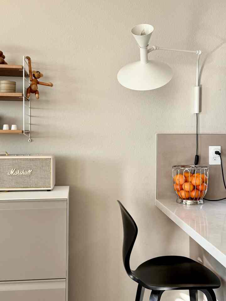 Cozy tones 🙂

#kitcheninterior #countertop #counterstool #walldecoration #walllighting #cozyhome #cozyvibes #warmtone #warmhouse 
