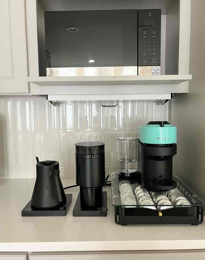 Keeps the knives safely tucked away without taking up too much room. Just what a small kitchen needs.
#smallspacefix #renterfriendly #organized 