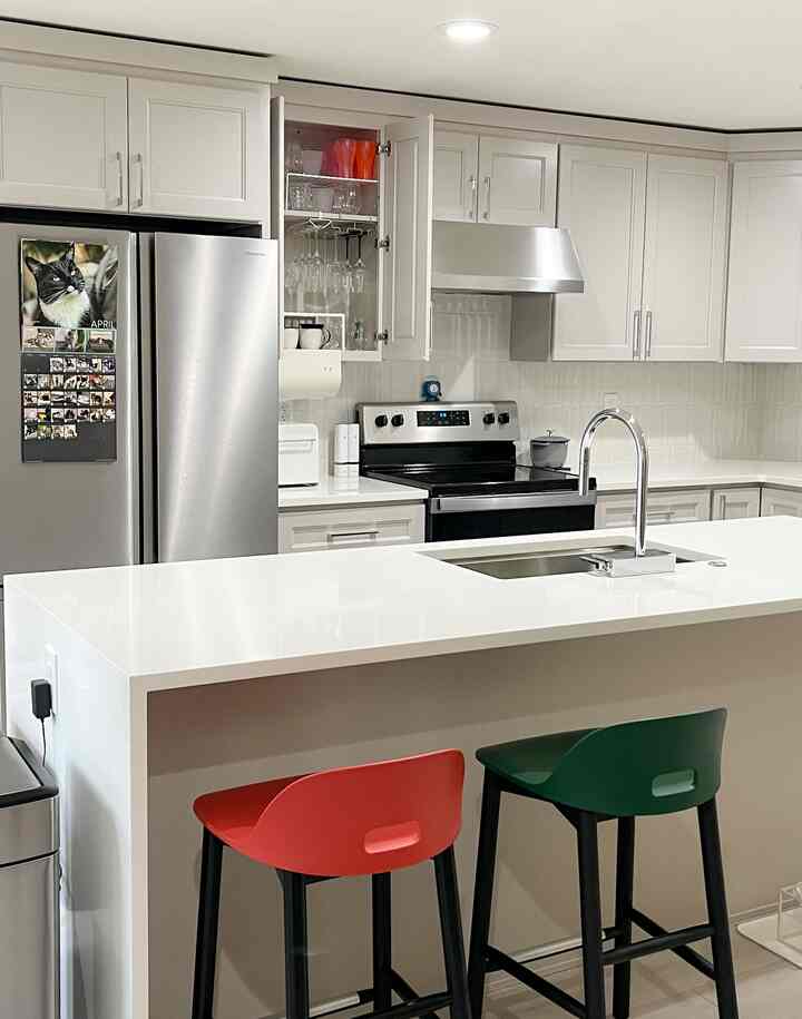 ✨Just added a simple glass rack inside the cabinet and suddenly everything feels twice as tidy. Little upgrades like this make daily routines more delightful.
#KitchenOrganization #MinimalLiving #RentalFriendlyFix #GlasswareGoals #HomeStylingIdeas