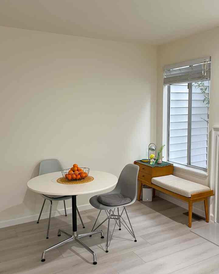 Slow mornings start here. Just a table, some sunlight, and the quiet comfort of home.
#MorningVibes #SimpleLiving #CozyCorner #HomeMood