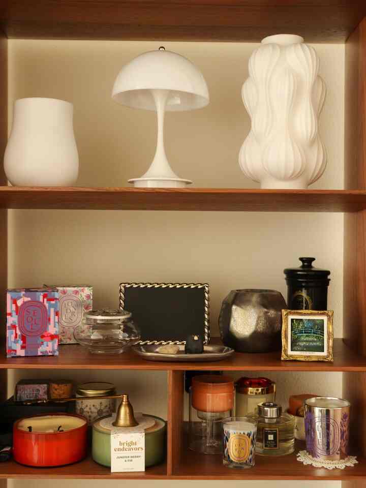 Inspired by the cities I love, these candles bring little moments of Seoul🇰🇷 and London🇬🇧 into my everyday. Organizing them by tone and shape turned a simple shelf into something that feels personal.
#ScentStyling #CityInspired #ShelfieDetails #AestheticOrganization #CandleEdit