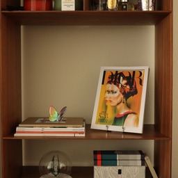 Stacked scents, spring flowers, and a little butterfly that always catches the light. The lily of the valley in glass is my quiet nod to the season.
#ShelfStyling #DecorDetails #SpringMood #AestheticOrganization #CuratedSpace