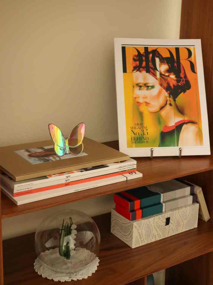 A butterfly catching light, a glass dome holding spring. Nothing here moves, yet it feels like everything is gently waiting.
#ShelfStyling #DecorDetails #SpringStillness #CuratedSpace