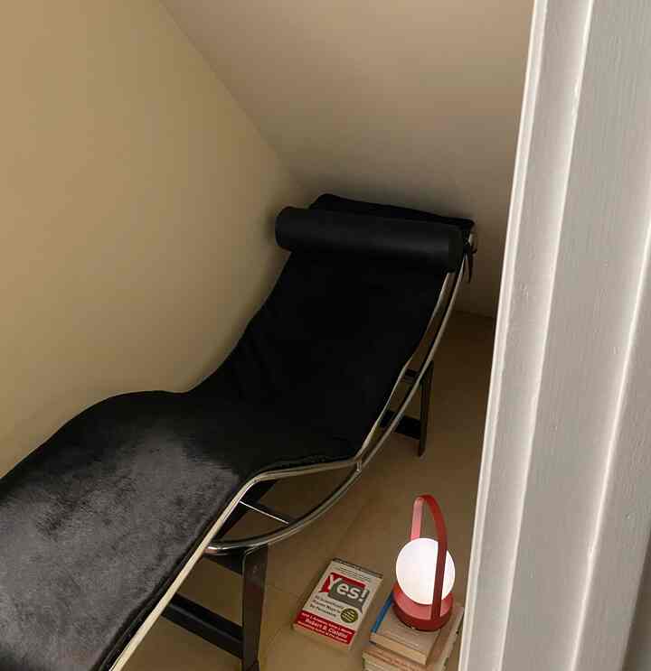 読書コーナーが小さなベッドエリアに変身中（笑） #readingcorner #lecorbusier #mcm