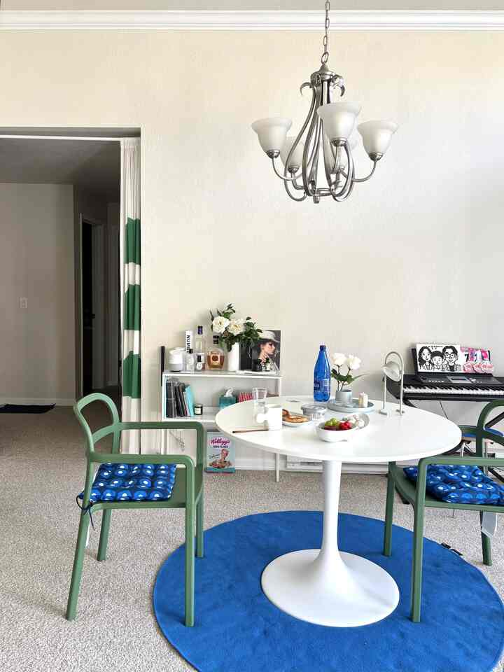 Pops of blue 💙💙💙
Love pattern

#blueinterior #blue #greeninterior #diningroom #diningtable #stoolchair #livingroom #colorofhouse #colorinterior #popsofcolor