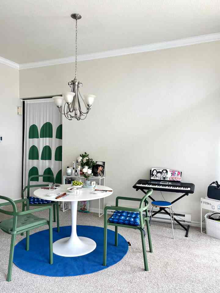 How do these green patterned curtains look?
Pops of blue & green 💙💚
Lovely pattern

#blueinterior #blue #greeninterior #diningroom #diningtable #stoolchair #livingroom #colorofhouse #colorinterior #popsofcolor #curtainstyling #curtaininterior 