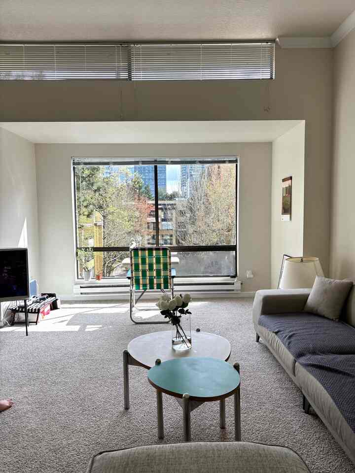 What a sunny day!

#livingroom #fabricsofa #teatable #windowview #colorinterior 