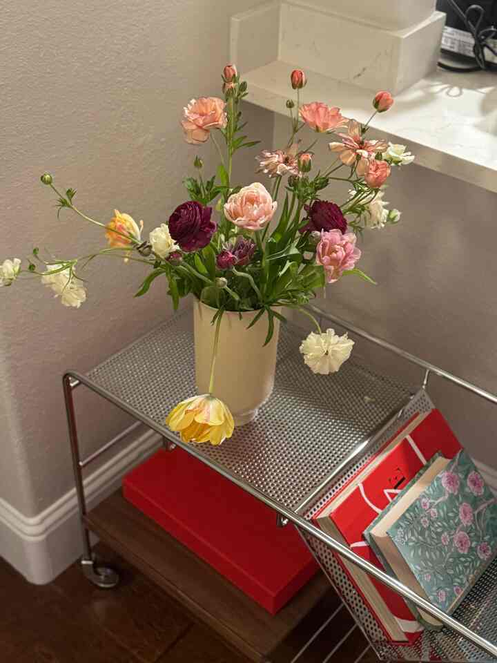 ヴィンテージのフレームは壁に個性をプラスしてくれます🖼️

#minimalinterior #vintageframedart #flowervase #flowerarrangement