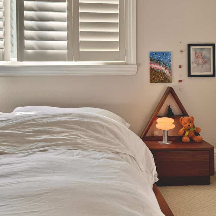 Minimal & cozy 😴

#minimalinterior #minimalbedroom #whitesheets #platformbed #WoodInterior 