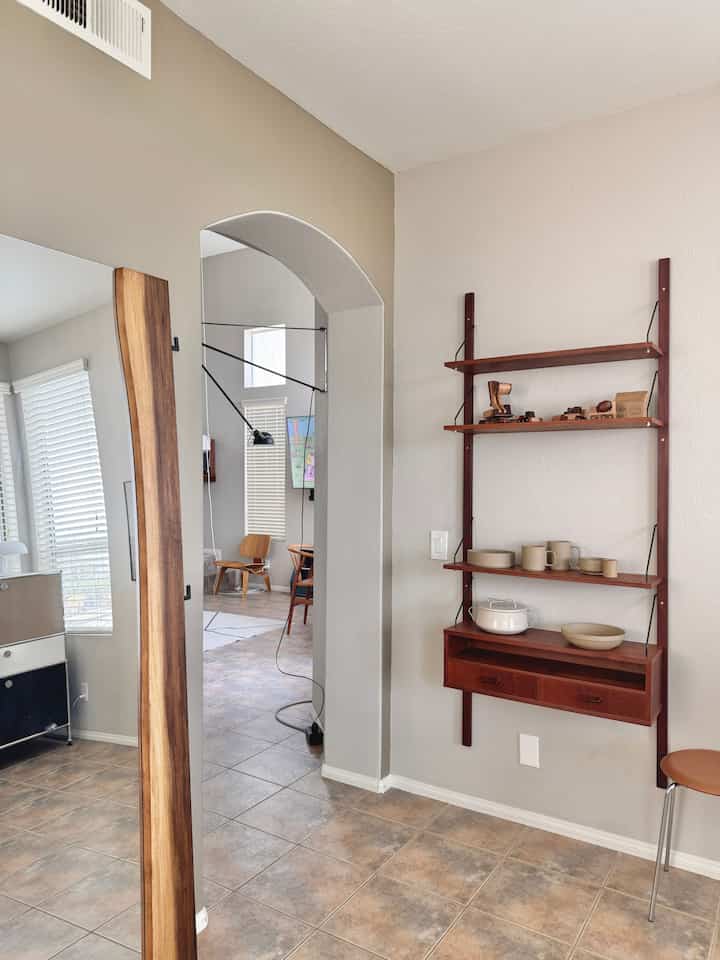 In love with vintage wall shelvings in teakwood 🤎

#teakwood #vintageinterior #vintageatmosphere #vintagefurniture #walldecoration #wallshelf 

