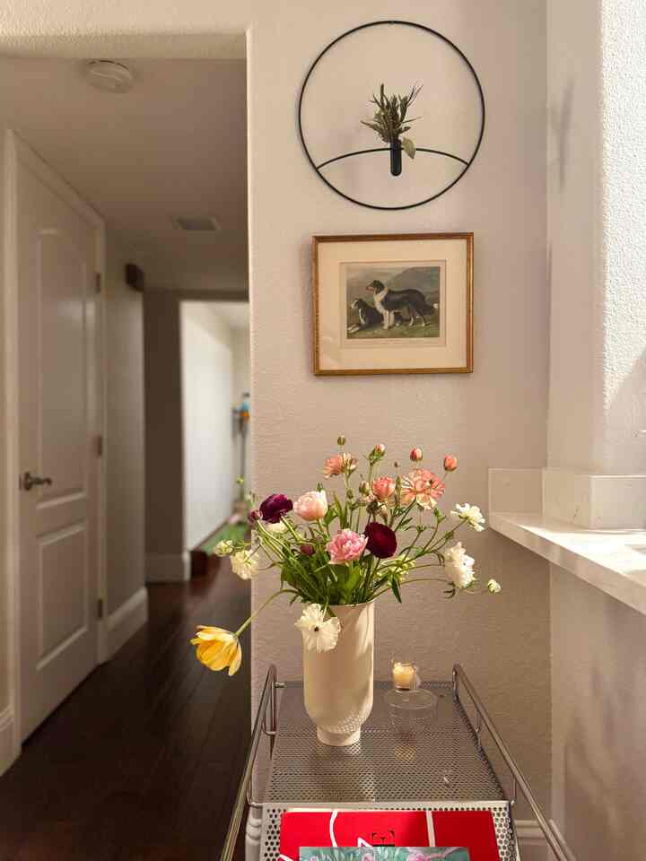 It’s so fun to see how the flowers change day to day. Some open up and some start to fall, and they’re all so beautiful 💐

#hallwayinterior #barcart #flowerarrangement #minimalist #minimalinterior 