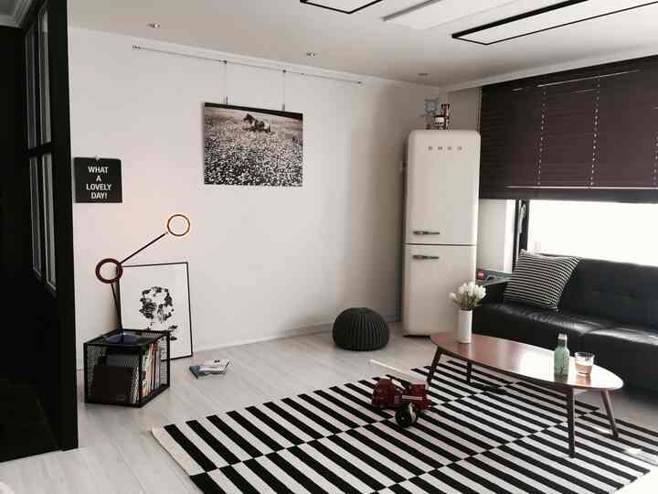 Scandi vibes at home — still love this look.

#smeg #ikea #stockholm #blackandwhite #helsinki #livingroom #scandi #scandinavian