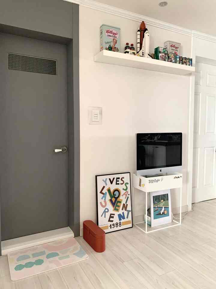 Who knew a plant stand could do more? Loving this new use!

#imacstand #imac #homeoffice #livingroom #poster #posterpicture 