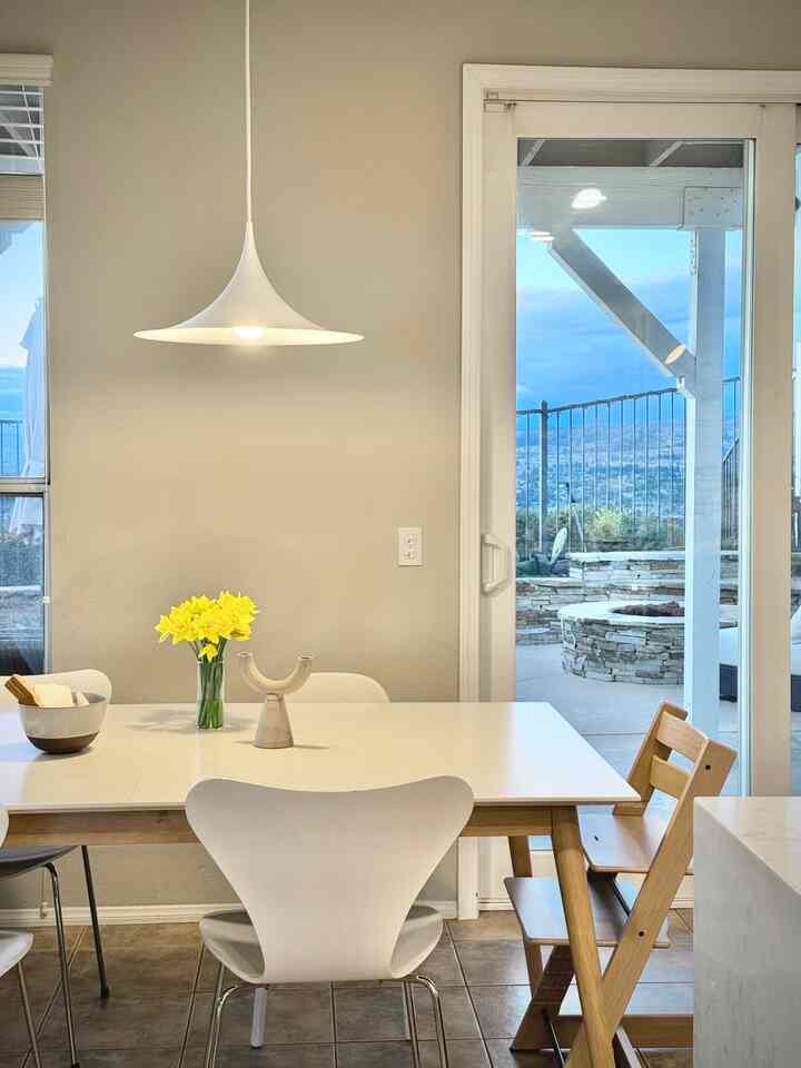 Adding a pop of spring to our dining room with some yellow flowers! 🌼


#diningroom #diningtable #diningchair #lightinginterior #pendantlight 