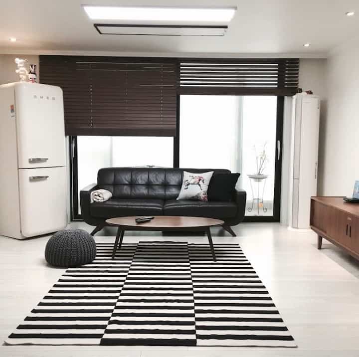 Our living room back then — simple, cozy, and full of Scandinavian charm.

#smeg #ikea #stockholm #blackandwhite #helsinki #livingroom #scandi #scandinavian
#ScandinavianStyle #ScandiHome #NordicDesign
