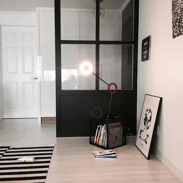 black & white mood ♠️🤍

#whiteinterior #whiteshelf #whitemood  #minimal #blackandwhiteinterior
#ikea #stockholm #blackandwhite #helsinki #livingroom #scandi #scandinavian
#ScandinavianStyle #ScandiHome 