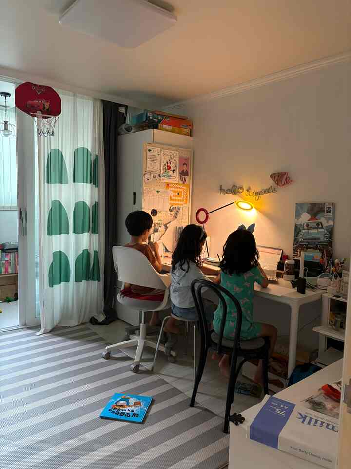 The little kids gathered in the kids’ room.

#kidsroom #curtaininterior #curtainstyling #curtain #kidsdesk 