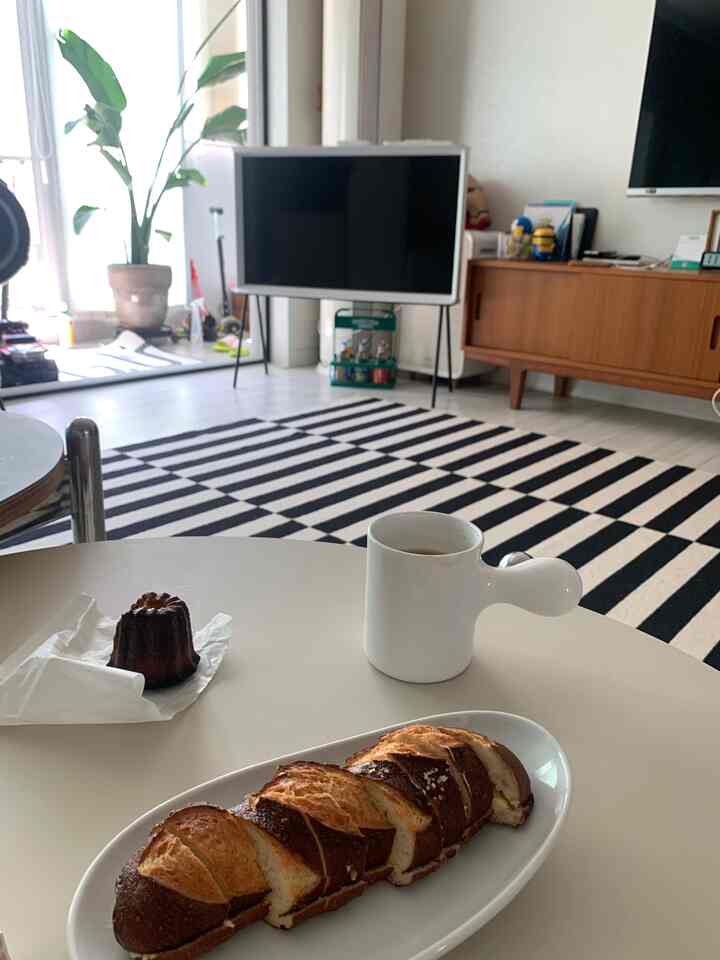 coffee & bread

#livingroom #coffee #coffeetime #metime #stockholm 