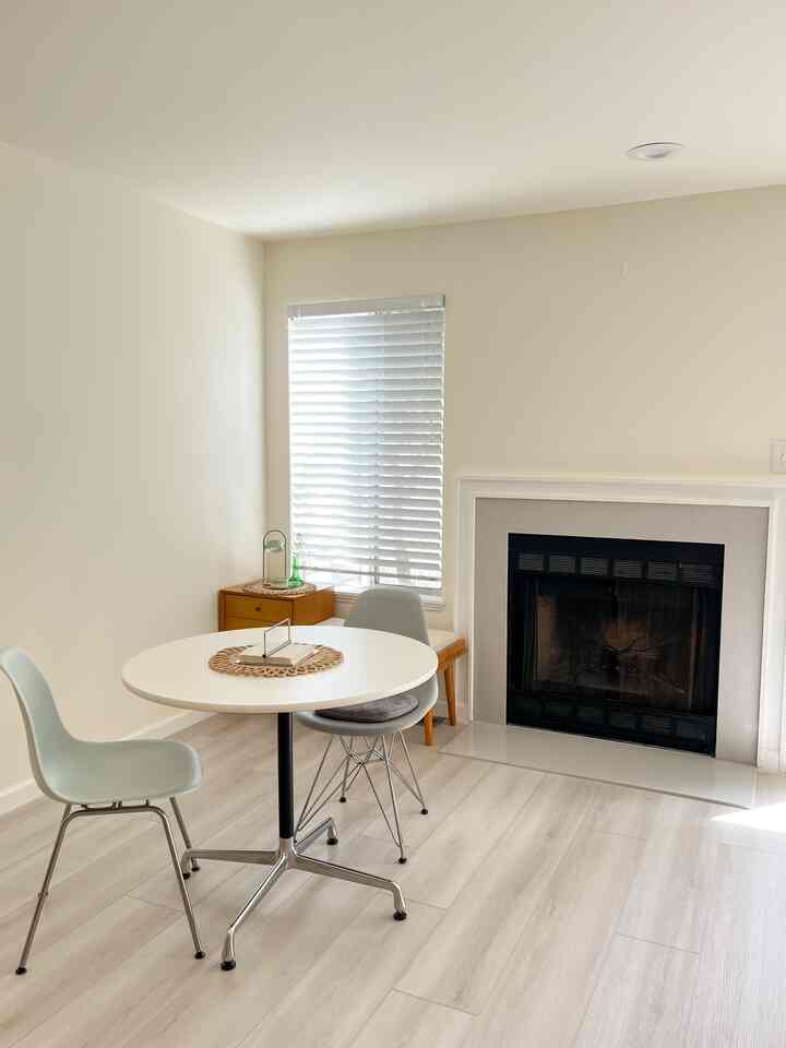 After Christmas, I wasn’t sure how to decorate above the fireplace. Finding a way to do it for under 50 dollars felt like the perfect little challenge.
#budgetdecor #affordablehomedecor #wallplantpot #artificialflower