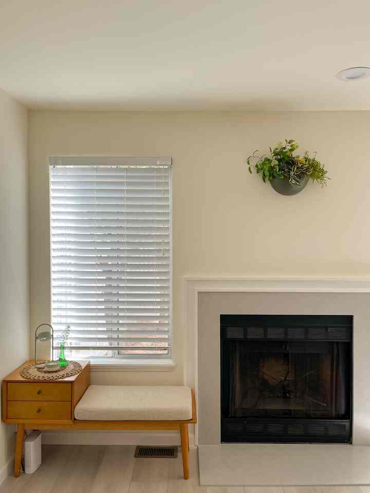 Bunga sutra yang saya ambil dari pembibitan tumbuh subur di tempat dengan cahaya redup. Saya biasanya lebih suka tanaman asli, tetapi kombinasi ini sebenarnya terasa cukup bagus.
#budgetdecor #affordablehomedecor #artificialflowers #hangingpot