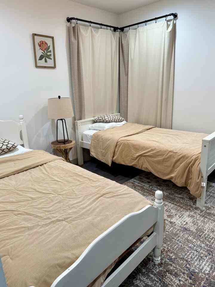 Added two twin beds in the guest bedroom! Needed more space to host people staying over, and these were perfect, especially for extended fam with kids! #kidsroom #neutrals #guestbedroom #natural