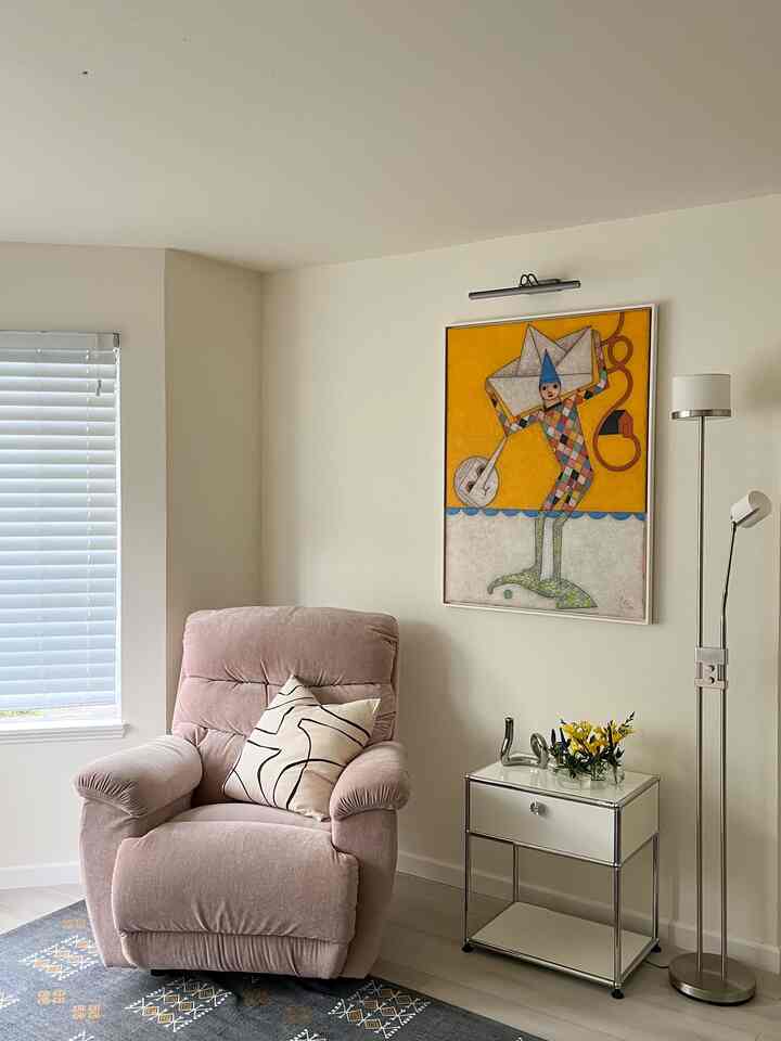 Changing cushion covers might be the easiest way to refresh a room.

#livingroomdecoration #recliner #homestylingonabudget #budgetfriendlydecor