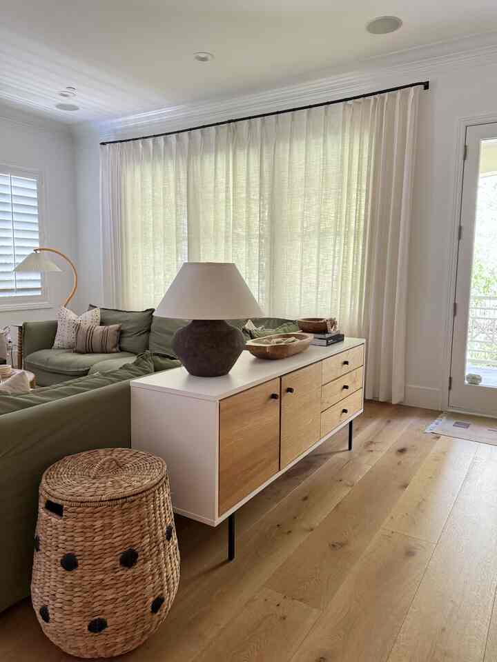 Cozy, neutral living room design. #livingroomdesign #modernlivingroom #interiorobject 