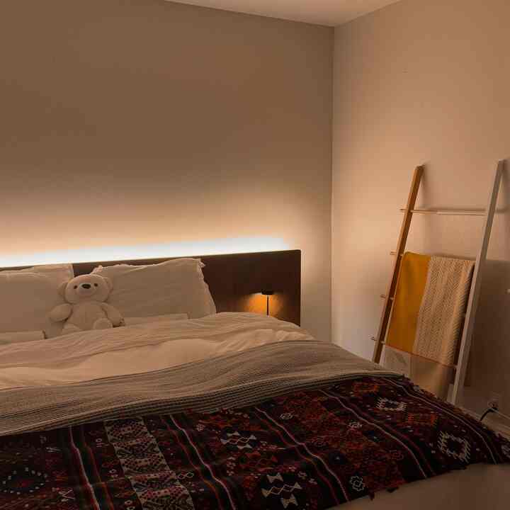 All of our guests sleep so well on this bed 😌

#cozybedroom #guestroom #woodbedframe #woodinterior #minimalinterior 