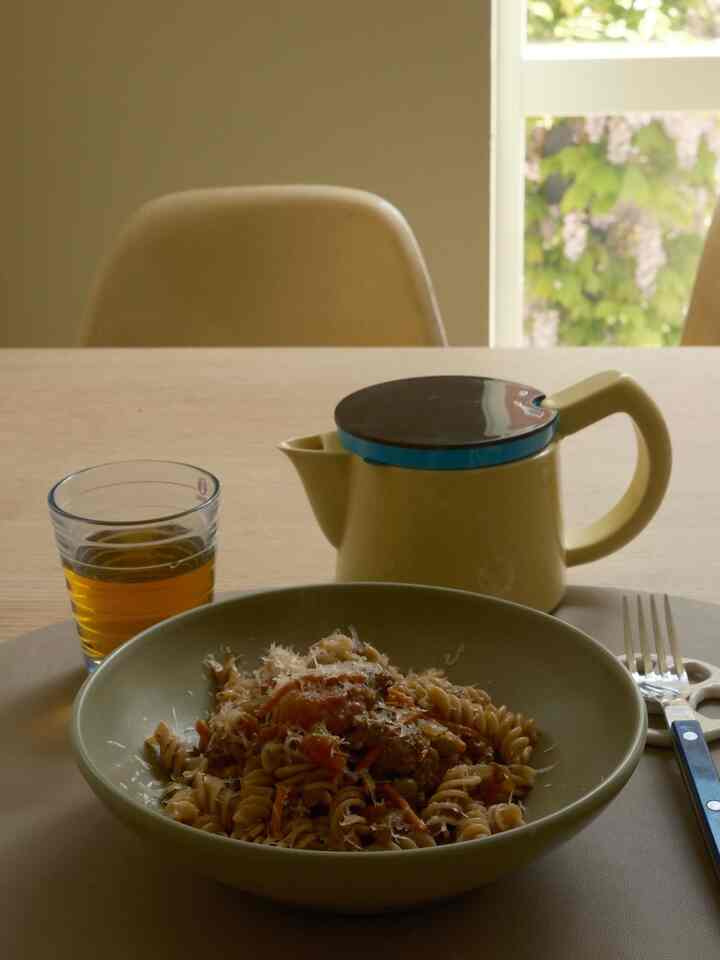 bolognese pasta for lunch 👩‍🍳


#pastabowl #heathceramics #tablesetting #diningtable #diningtableinterior 