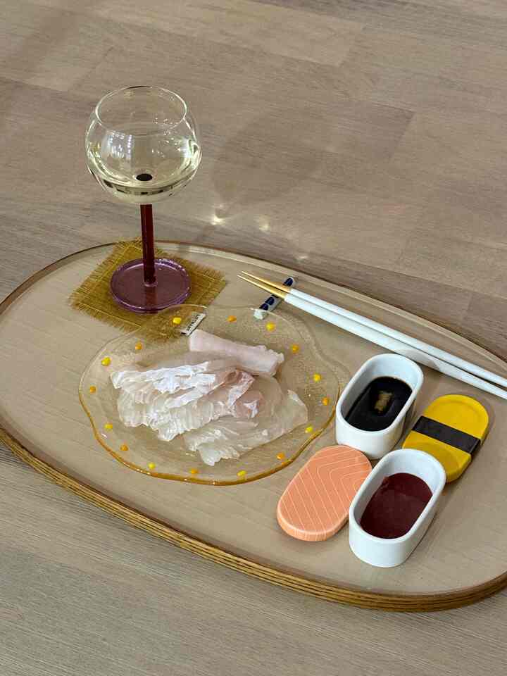 Late night snack - halibut sashimi 🐟
I love these cute sushi looking bowls with lids
They are perfect for the soy sauce🤭

#sashimi
#snack
#wineglass 
#onthetable
#cutlery
#smallplates