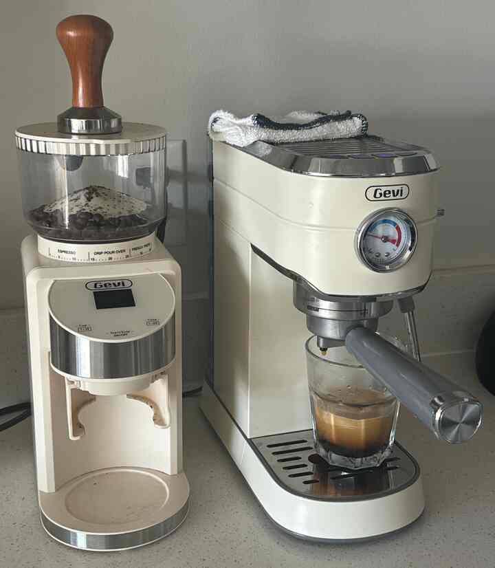 Making my morning coffee with my fav espresso machine🩵
#morningcoffee #Espressomachine #gevi #coffee #coffeelover #coffeemachine 