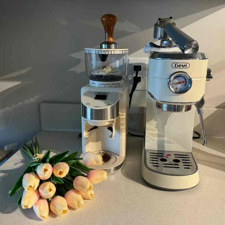 These artificial flowers really boost your mood just bc theyre bonitas😍 
#springdecor #tulips #artificialflowers #artificialbouquet #coffeestation #espressomachine