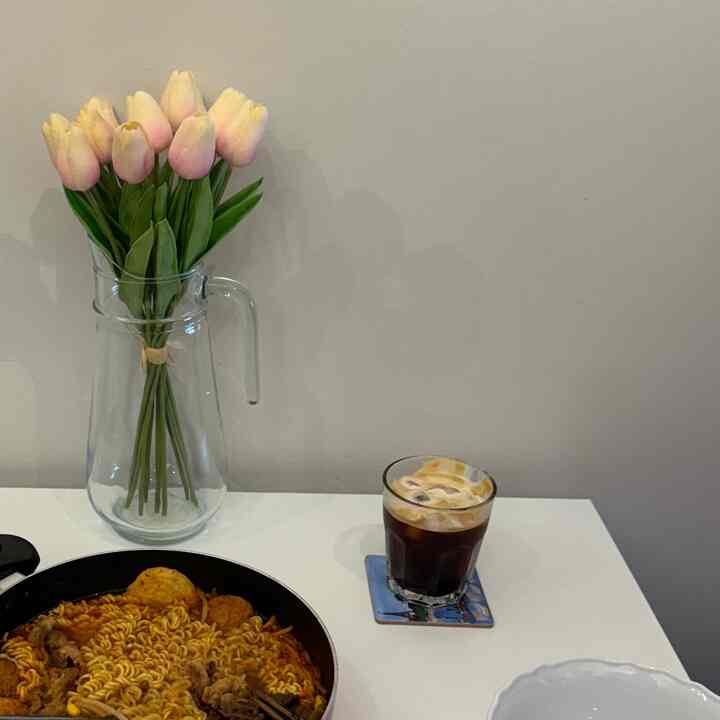 Obsessedeith hoe the clean white interior makes my food pop💗💗
#dining #whitewood #whitewoodinterior #whiteinterior #ikea 