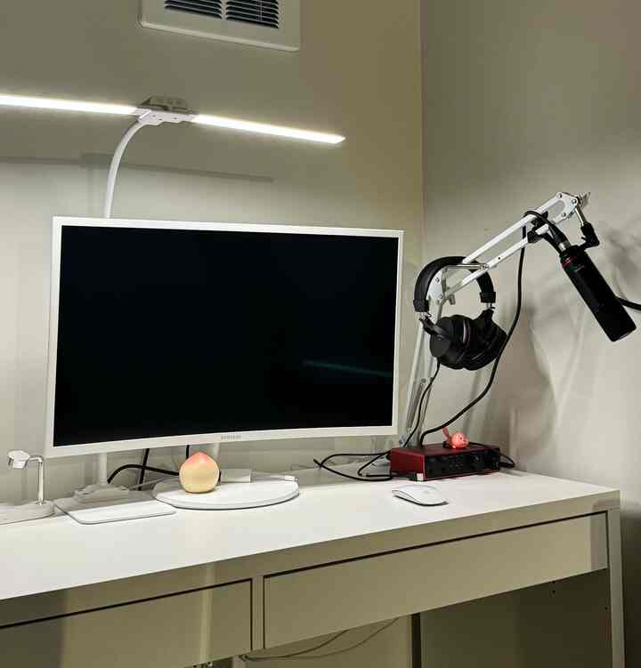 That peach hand cream is an essential item to my home office because IT SMELLS PEACHY🍑💗
#workfromhome #homeoffice #handcream #workspace #ikea #studio #technology