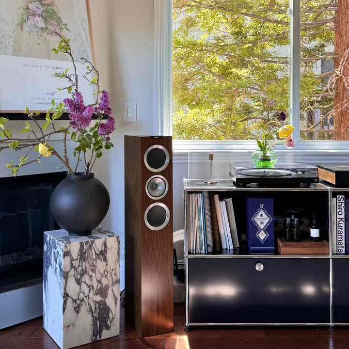 Lots of colors for Spring 🌷🌱💜🍑💚

#springinterior #livingroominterior #minimalist #flowerarrangement #hifispeakers