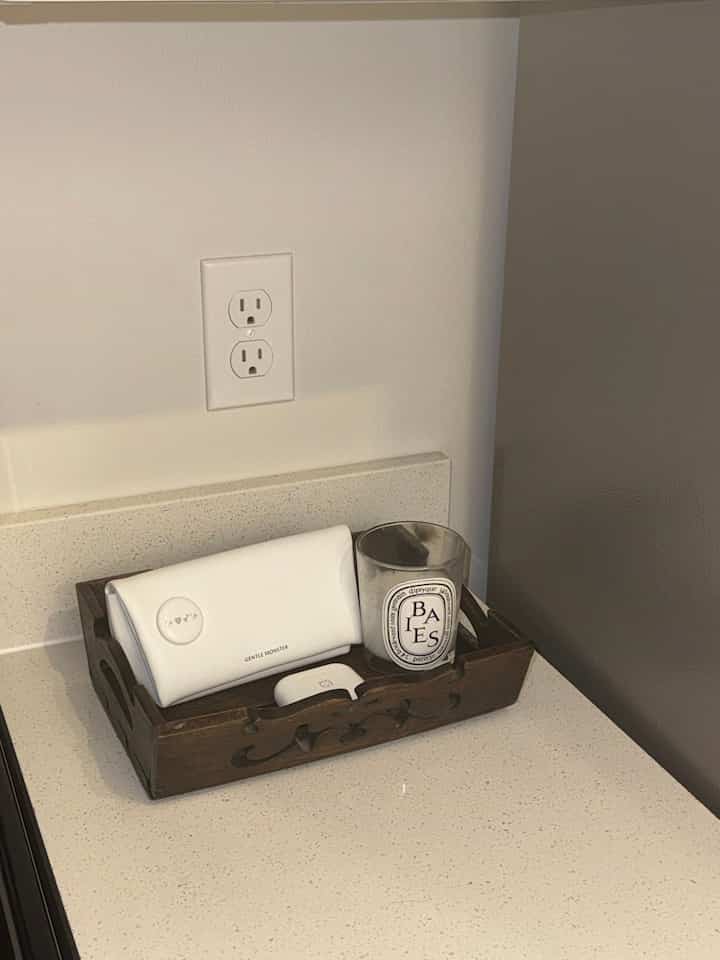 Vintage x Modern = Classy 🦾🩵
#entryway #essentials #apple #candle #entrance #modern #vintagetray