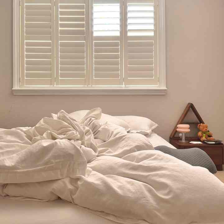  Bedroom reset before & after ☁️

#minimalinterior #minimalbedroom #woodeninterior #platformbed #nightstand #cozybedroom