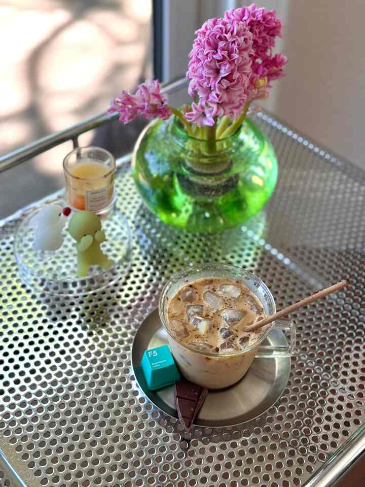 Afternoon coffee break 😌☕️

#livingroom #livingroominterior #minimalinterior #MidCenturyModern #usmhaller #andtradition #barcart